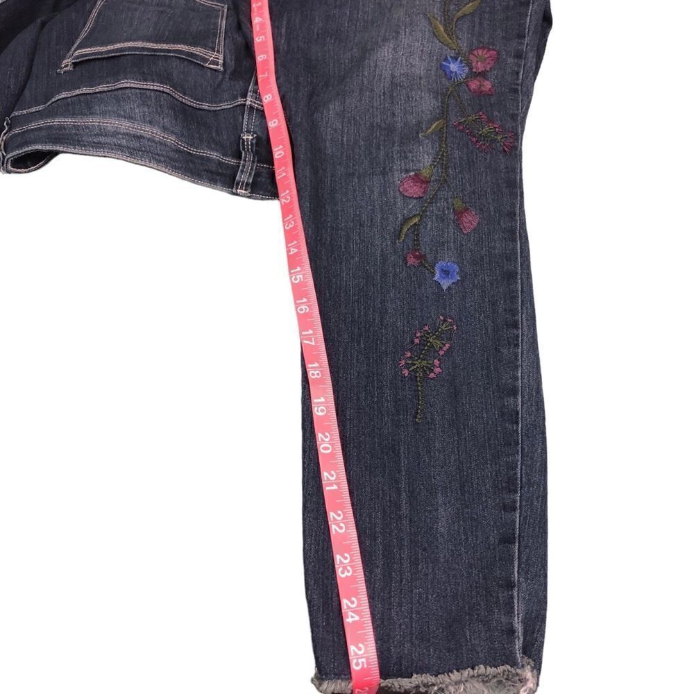 Bandolino Lisbeth Floral Embroidered Crop Frayed Hems Jeans - Picture 9 of 11